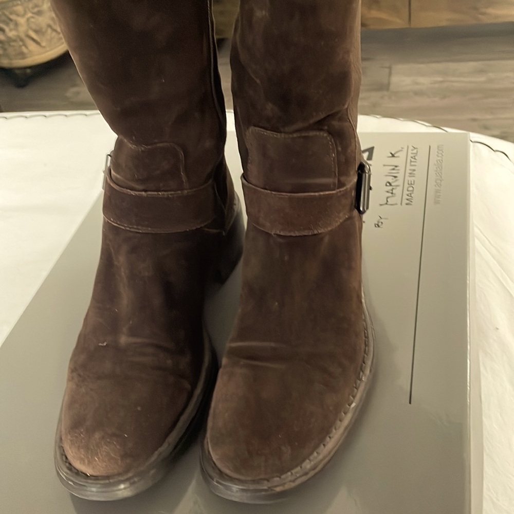 Beautiful suede boot. Weatherproof made in Italy. Expresó chocolate